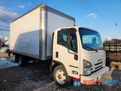 Czwarte zdjęcie samochodu z boku: 2021 ISUZU NPR HD VIN:54DC4W1D2MS207372 - miniatura