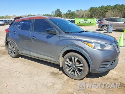 Czwarte zdjęcie samochodu z boku: 2020 NISSAN KICKS SV VIN:3N1CP5CV4LL563527 - miniatura