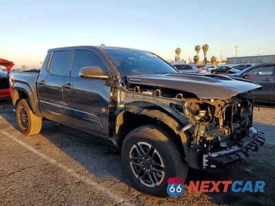 Czwarte zdjęcie samochodu z boku: 2025 TOYOTA TACOMA TRD SPORT HV VIN:3TYLC5LN6ST031704 - miniatura