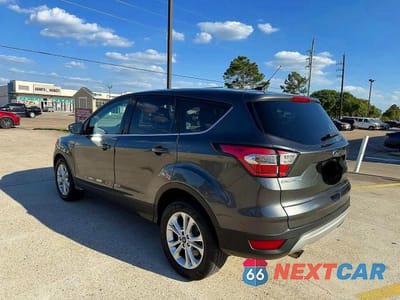 Trzecie zdjęcie samochodu z tyłu: 2017 FORD ESCAPE SE VIN:1FMCU0GD7HUC67260 - miniatura