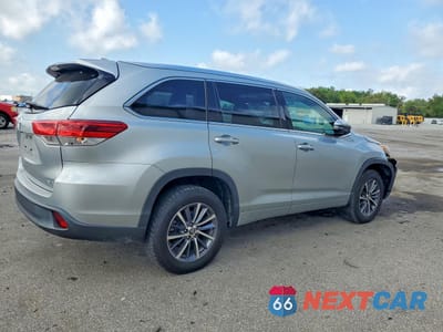 Trzecie zdjęcie samochodu z tyłu: 2017 TOYOTA HIGHLANDER XLE VIN:5TDKZRFH4HS218354 - miniatura