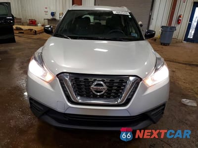 Piąte zdjęcie samochodu w środku: 2018 NISSAN KICKS S VIN:3N1CP5CU2JL520325 - miniatura