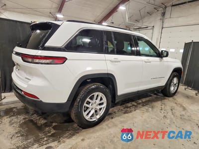 Trzecie zdjęcie samochodu z tyłu: 2025 JEEP GRAND CHEROKEE LAREDO VIN:1C4RJHAG6SC311495 - miniatura