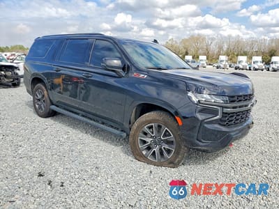 Czwarte zdjęcie samochodu z boku: 2022 CHEVROLET SUBURBAN K1500 Z71 VIN:1GNSKDKD7NR158386 - miniatura