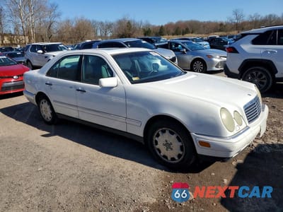 Czwarte zdjęcie samochodu z boku: 1999 MERCEDES-BENZ E 320 VIN:WDBJF65H0XA869012 - miniatura