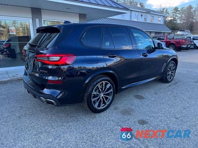 Czwarte zdjęcie samochodu z boku: 2020 BMW X5 M50I VIN:5UXJU4C07LLE45304 - miniatura