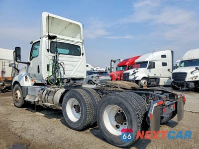 Trzecie zdjęcie samochodu z tyłu: 2019 INTERNATIONAL LT625 SEMI TRUCK VIN:3HSDZTZR1KN136276 - miniatura