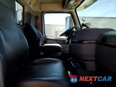 Piąte zdjęcie samochodu w środku: 2017 VOLVO VNL SEMI TRUCK VIN:4V4N39TG2HN987987 - miniatura