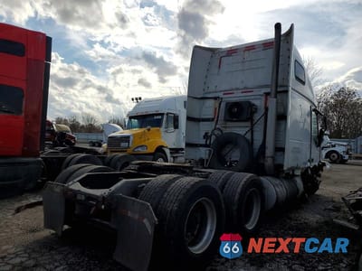 Czwarte zdjęcie samochodu z boku: 2014 VOLVO VNL SEMI TRUCK VIN:4V4NC9EG3EN159990 - miniatura