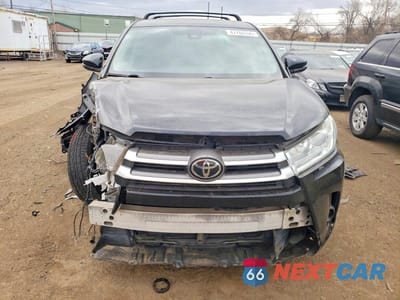 Piąte zdjęcie samochodu w środku: 2018 TOYOTA HIGHLANDER LE VIN:5TDBZRFH0JS494052 - miniatura