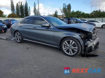 Czwarte zdjęcie samochodu z boku: 2018 MERCEDES-BENZ C 300 VIN:55SWF4JB0JU241803 - miniatura