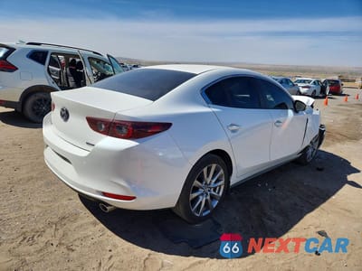 Trzecie zdjęcie samochodu z tyłu: 2025 MAZDA 3 PREFERRED VIN:JM1BPACM2S1784204 - miniatura