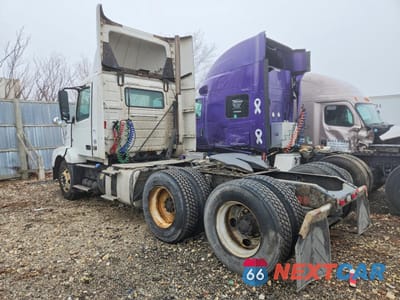 Trzecie zdjęcie samochodu z tyłu: 2012 VOLVO VNL SEMI TRUCK VIN:4V4NC9EH1CN561822 - miniatura