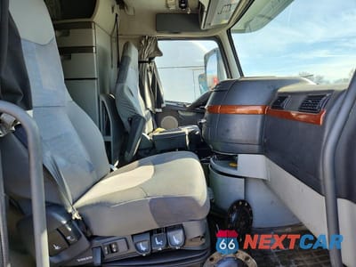 Piąte zdjęcie samochodu w środku: 2003 VOLVO VNL SEMI TRUCK VIN:4V4NC9TJX3N341861 - miniatura