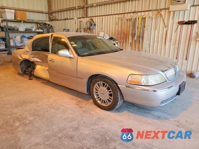 Czwarte zdjęcie samochodu z boku: 2010 LINCOLN TOWN CAR SIGNATURE LIMITED VIN:2LNBL8CV5AX613381 - miniatura