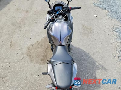 Zdjęcie 6 z 9 samochodu: 2021 KAWASAKI EX650 N VIN:ML5EXEN10MDA28845 - miniatura