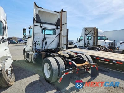 Trzecie zdjęcie samochodu z tyłu: 2017 VOLVO VNL SEMI TRUCK VIN:4V4N39TGXHN988160 - miniatura