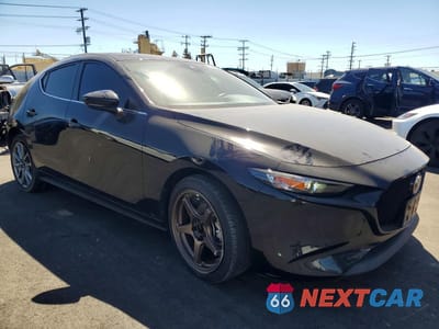 Czwarte zdjęcie samochodu z boku: 2023 MAZDA 3 SELECT VIN:JM1BPAKM7P1607429 - miniatura