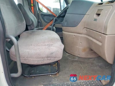 Piąte zdjęcie samochodu w środku: 2012 FREIGHTLINER CASCADIA SEMI TRUCK VIN:1FUBGADV7CLBJ9856 - miniatura