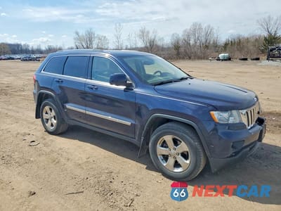 Czwarte zdjęcie samochodu z boku: 2013 JEEP GRAND CHEROKEE LAREDO VIN:1C4RJFAG0DC532839 - miniatura