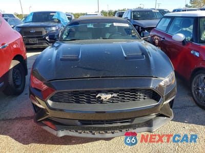 Piąte zdjęcie samochodu w środku: 2018 FORD MUSTANG VIN:1FATP8UH7J5115101 - miniatura