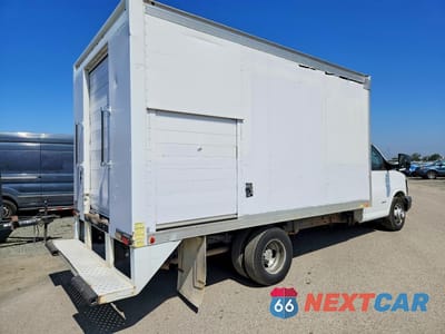 Trzecie zdjęcie samochodu z tyłu: 2015 CHEVROLET EXPRESS REFRIGERATED BOX TRUCK VIN:1GB6G5CG7F1110806 - miniatura