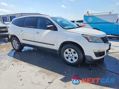 Czwarte zdjęcie samochodu z boku: 2015 CHEVROLET TRAVERSE LS VIN:1GNKRFKD4FJ131279 - miniatura