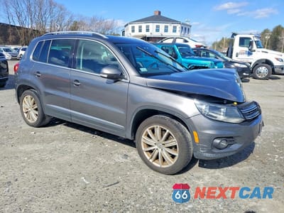 Czwarte zdjęcie samochodu z boku: 2014 VOLKSWAGEN TIGUAN S VIN:WVGBV3AX6EW555994 - miniatura