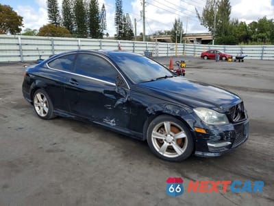 Czwarte zdjęcie samochodu z boku: 2013 MERCEDES-BENZ C 250 VIN:WDDGJ4HB1DG030295 - miniatura