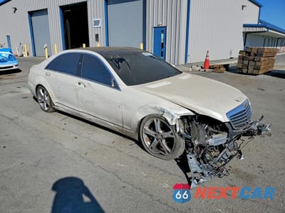 Czwarte zdjęcie samochodu z boku: 2013 MERCEDES-BENZ S 550 4MATIC VIN:WDDNG9EB4DA508798 - miniatura