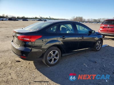 Trzecie zdjęcie samochodu z tyłu: 2018 FORD FOCUS SE VIN:1FADP3FE4JL215193 - miniatura