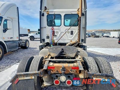 Zdjęcie 6 z 10 samochodu: 2016 FREIGHTLINER CASCADIA 125 SEMI TRUCK VIN:1FUBGEDV0GLHC5640 - miniatura