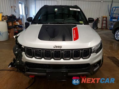 Piąte zdjęcie samochodu w środku: 2025 JEEP COMPASS TRAILHAWK VIN:3C4NJDDN9ST556572 - miniatura