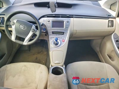 Zdjęcie 8 z 12 samochodu: 2015 TOYOTA PRIUS TWO VIN:JTDKN3DU2F0436396 - miniatura