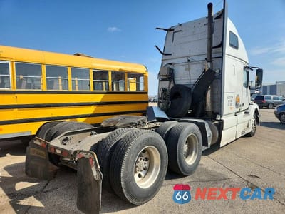Czwarte zdjęcie samochodu z boku: 2014 VOLVO VNL SEMI TRUCK VIN:4V4NC9TG2EN176153 - miniatura