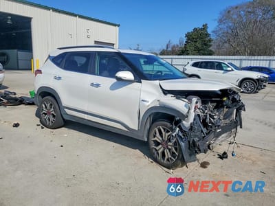 Czwarte zdjęcie samochodu z boku: 2022 KIA SELTOS SX VIN:KNDETCA29N7282846 - miniatura