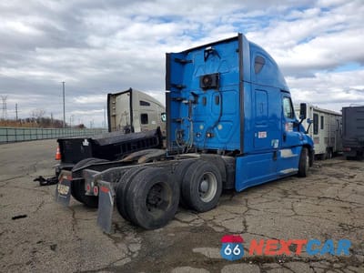 Czwarte zdjęcie samochodu z boku: 2017 FREIGHTLINER CASCADIA 125 VIN:3AKJGLDR0HSHT4786 - miniatura