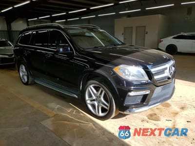 Czwarte zdjęcie samochodu z boku: 2015 MERCEDES-BENZ GL 550 4MATIC VIN:4JGDF7DE5FA551229 - miniatura
