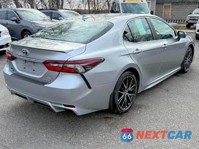 Trzecie zdjęcie samochodu z tyłu: 2024 TOYOTA CAMRY HYBRID SE VIN:4T1G31AK3RU071397 - miniatura