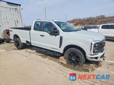 Czwarte zdjęcie samochodu z boku: 2025 FORD F250 SUPER DUTY VIN:1FT8X2BT4SED44387 - miniatura