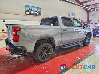 Trzecie zdjęcie samochodu z tyłu: 2024 CHEVROLET SILVERADO K1500 TRAIL BOSS CUSTOM VIN:3GCPDCEK5RG237526 - miniatura