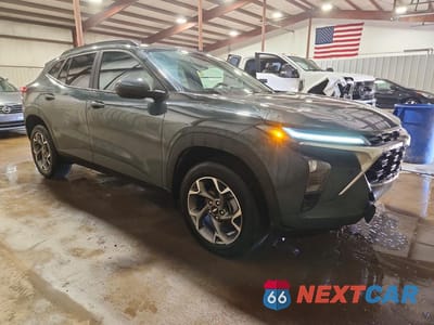 Czwarte zdjęcie samochodu z boku: 2025 CHEVROLET TRAX 1LT VIN:KL77LHEP2SC188142 - miniatura