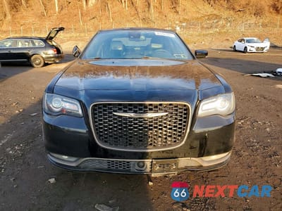 Piąte zdjęcie samochodu w środku: 2016 CHRYSLER 300 S VIN:2C3CCAGG5GH296320 - miniatura