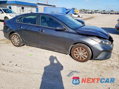 Czwarte zdjęcie samochodu z boku: 2023 KIA FORTE LX VIN:3KPF24AD0PE520410 - miniatura