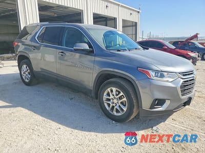 Czwarte zdjęcie samochodu z boku: 2018 CHEVROLET TRAVERSE LT VIN:1GNERGKW0JJ127338 - miniatura