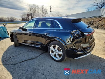 Drugie zdjęcie samochodu z przodu: 2019 AUDI E-TRON PREMIUM PLUS VIN:WA1LAAGE9KB008956 - miniatura