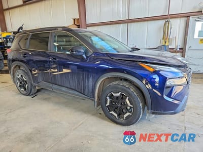 Czwarte zdjęcie samochodu z boku: 2025 NISSAN ROGUE SV 4DR AWD VIN:JN8BT3BB5SW426349 - miniatura