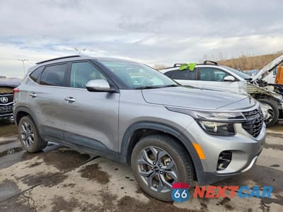 Czwarte zdjęcie samochodu z boku: 2024 KIA SELTOS S VIN:KNDEUCAA3R7586247 - miniatura
