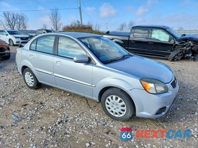 Czwarte zdjęcie samochodu z boku: 2011 KIA RIO LX VIN:KNADH4A38B6864690 - miniatura