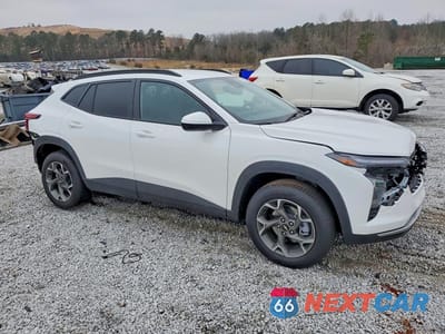 Czwarte zdjęcie samochodu z boku: 2026 CHEVROLET TRAX 1LT VIN:KL77LHEP2TC035777 - miniatura